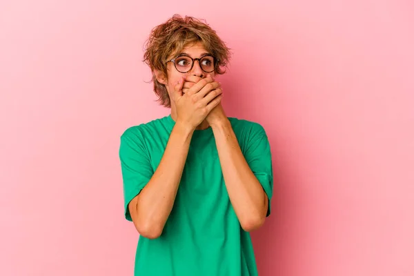 Ung Kaukasisk Man Med Make Isolerad Rosa Bakgrund Tankeväckande Ser — Stockfoto