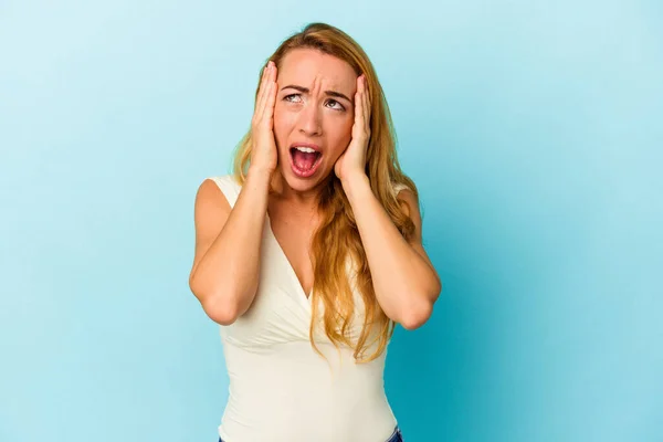 Mujer Caucásica Aislada Sobre Fondo Azul Cubriendo Oídos Con Las —  Fotos de Stock