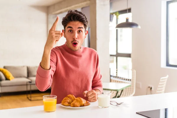 Joven Mestizo Desayunando Una Cocina Por Mañana Teniendo Una Idea — Foto de Stock