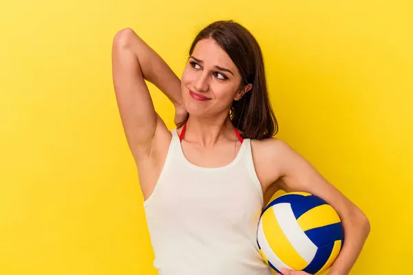 Mujer Caucásica Joven Jugando Voleibol Aislado Sobre Fondo Amarillo Tocando —  Fotos de Stock
