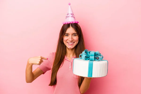 Jovem Caucasiana Celebrando Aniversário Isolado Fundo Rosa Pessoa Apontando Mão — Fotografia de Stock