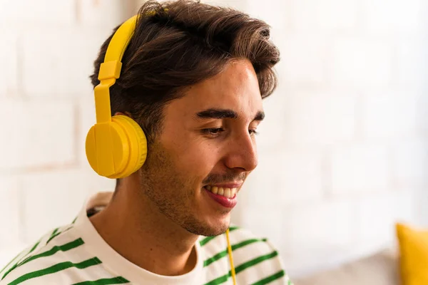 Jovem Mestiço Ouvindo Música Sentada Sofá — Fotografia de Stock