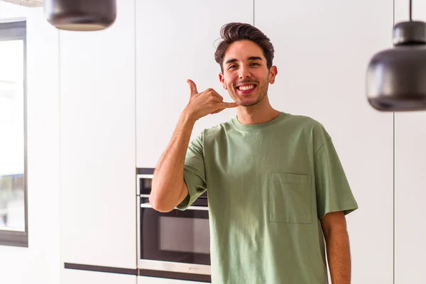 Joven Hombre Raza Mixta Cocina Mostrando Gesto Llamada Teléfono Móvil — Foto de Stock