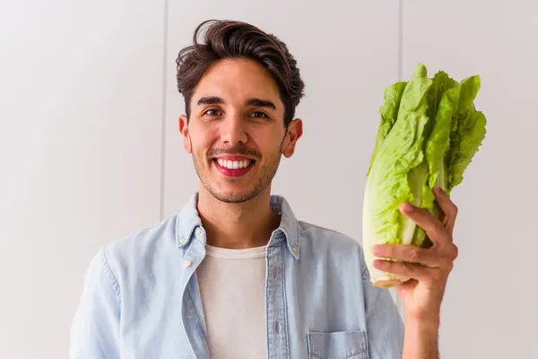 Jovem Mestiço Segurando Alface Sua Cozinha — Fotografia de Stock