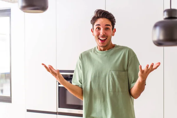 Joven Hombre Raza Mixta Cocina Recibiendo Una Agradable Sorpresa Emocionado — Foto de Stock