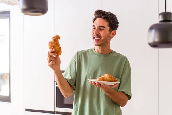 Hombre Joven Raza Mixta Comiendo Croissant Una Cocina Mañana —  Fotos de Stock