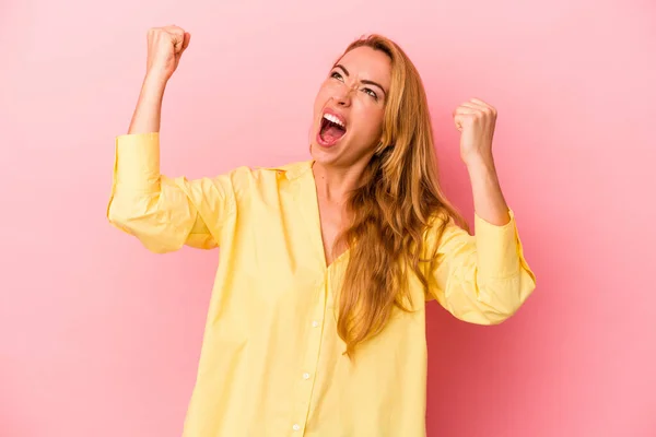 Mujer Rubia Caucásica Aislada Sobre Fondo Rosa Levantando Puño Después — Foto de Stock