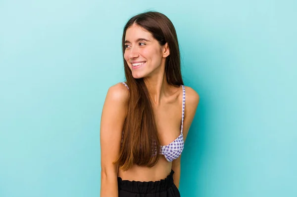 Joven Mujer Caucásica Con Bikini Aislado Sobre Fondo Azul Mira — Foto de Stock