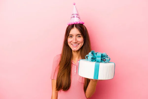 Jovem Caucasiana Celebrando Aniversário Isolado Fundo Rosa Feliz Sorridente Alegre — Fotografia de Stock