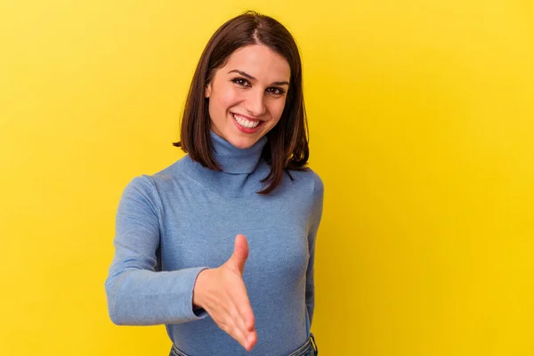 Jonge Blanke Vrouw Geïsoleerd Gele Achtergrond Stretching Hand Camera Groet — Stockfoto