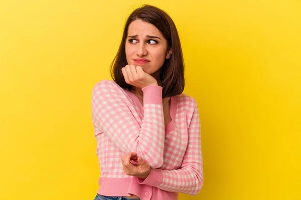 Young Caucasian Woman Isolated Yellow Background Biting Fingernails Nervous Very — Stock Photo, Image