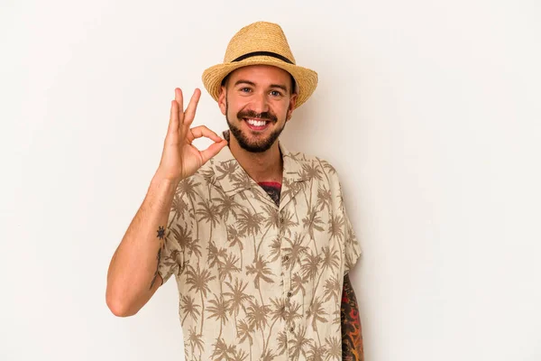Junge Kaukasische Mann Mit Tätowierungen Tragen Sommerkleidung Isoliert Auf Weißem — Stockfoto