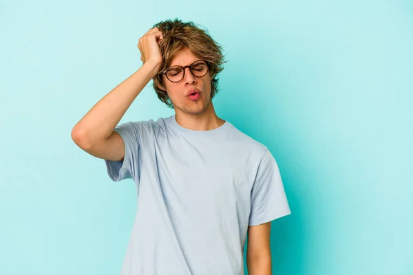 Jovem Caucasiano Com Maquiagem Isolada Fundo Azul Cansado Muito Sonolento — Fotografia de Stock