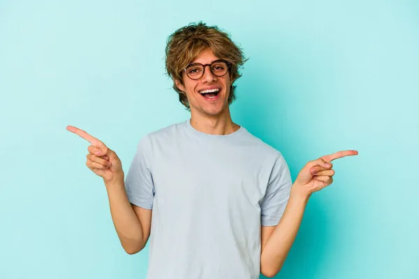 Joven Caucásico Con Maquillaje Aislado Sobre Fondo Azul Apuntando Diferentes — Foto de Stock