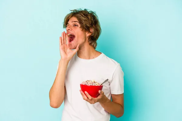 Giovane Uomo Caucasico Con Trucco Una Ciotola Cereali Isolato Sfondo — Foto Stock