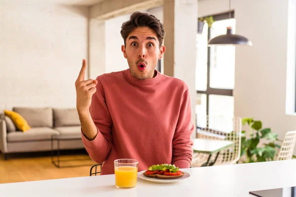 Joven Hombre Raza Mixta Desayunando Cocina Teniendo Una Gran Idea — Foto de Stock