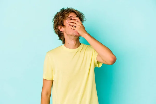 Νεαρός Καυκάσιος Άνδρας Μακιγιάζ Απομονωμένος Μπλε Φόντο Γελώντας Χαρούμενος Ανέμελος — Φωτογραφία Αρχείου