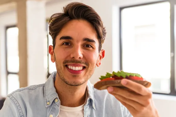 Jovem Mestiço Tomando Café Manhã Sua Cozinha — Fotografia de Stock