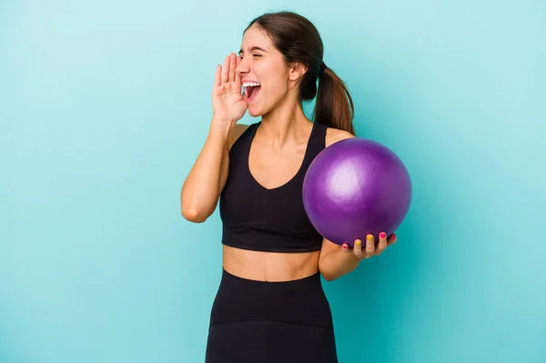 Jonge Kaukasische Fitness Vrouw Houden Een Bal Geïsoleerd Blauwe Achtergrond — Stockfoto