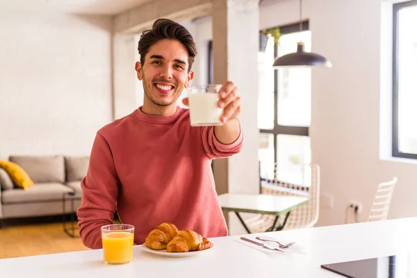 Hombre Joven Raza Mixta Comiendo Croissant Una Cocina Mañana — Foto de Stock