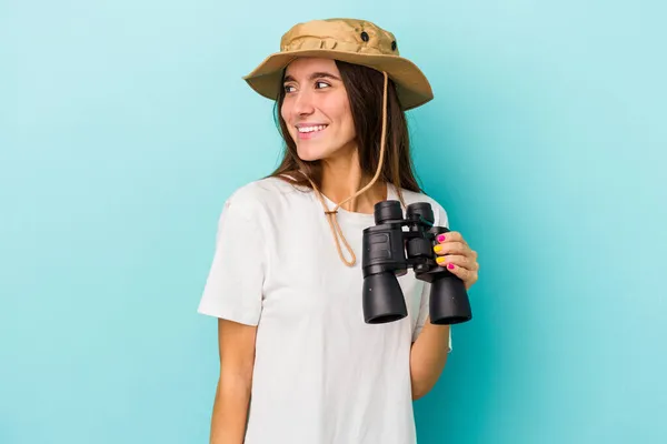 Junge Kaukasische Forscherin Frau Mit Fernglas Isoliert Auf Blauem Hintergrund — Stockfoto