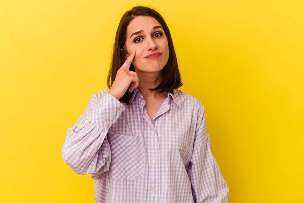 Jonge Blanke Vrouw Geïsoleerd Gele Achtergrond Huilen Ongelukkig Met Iets — Stockfoto