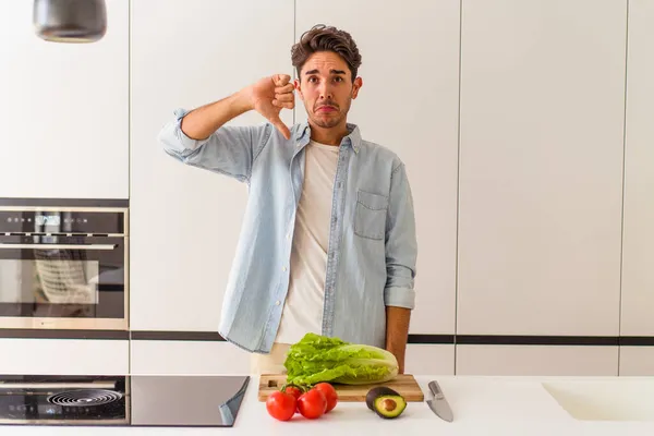 Genç Melez Adam Öğle Yemeği Için Salata Hazırlıyor Sevimsiz Bir — Stok fotoğraf