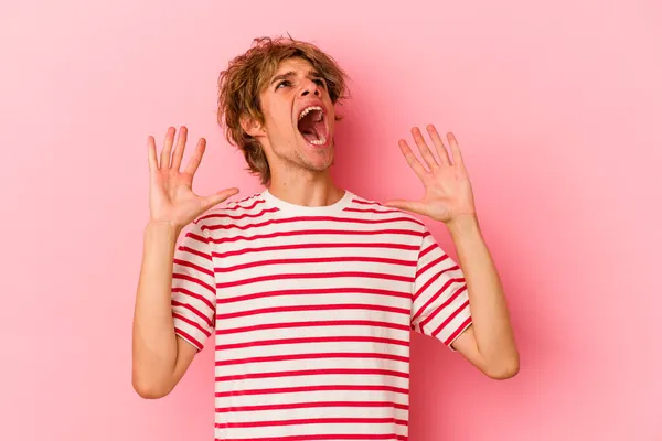 Young Caucasian Man Make Isolated Pink Background Screaming Sky Looking — Stock Photo, Image