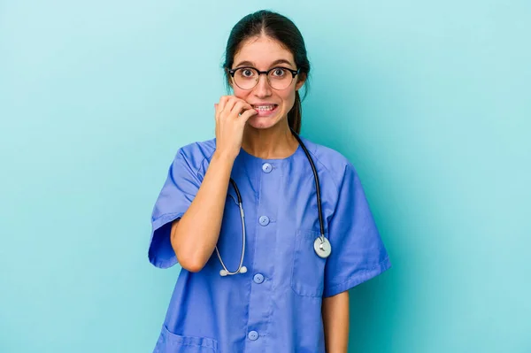 Jovem Enfermeira Caucasiana Isolada Fundo Azul Mordendo Unhas Nervosa Muito — Fotografia de Stock
