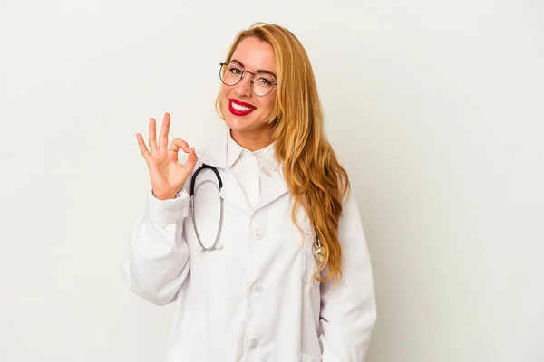 Blanke Arts Vrouw Geïsoleerd Witte Achtergrond Vrolijk Vol Vertrouwen Tonen — Stockfoto