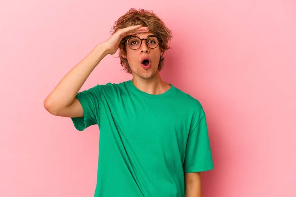Jonge Blanke Man Met Make Geïsoleerd Roze Achtergrond Zoek Ver — Stockfoto
