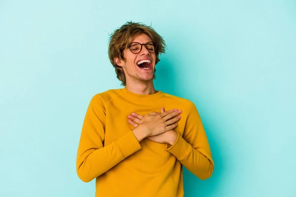 Joven Hombre Caucásico Con Maquillaje Aislado Sobre Fondo Azul Riendo — Foto de Stock