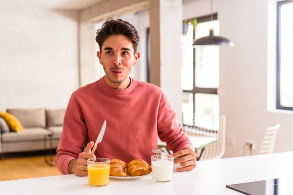 Hombre Joven Raza Mixta Comiendo Croissant Una Cocina Mañana — Foto de Stock