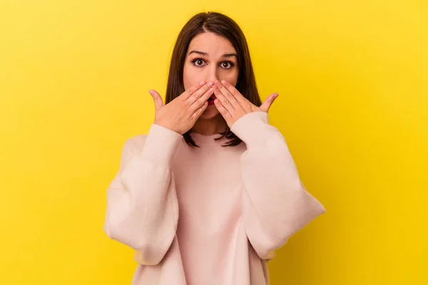 Jeune Femme Caucasienne Isolée Sur Fond Jaune Choquée Couvrant Bouche — Photo