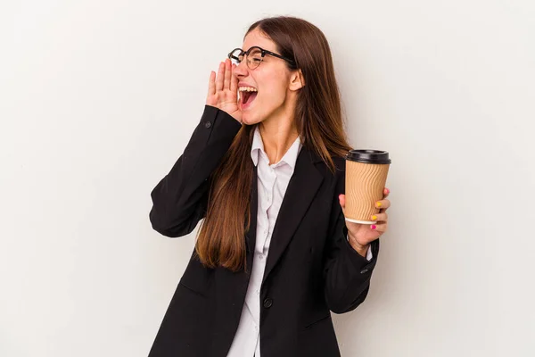 Jonge Kaukasische Zakenvrouw Houdt Een Afhaalkoffie Geïsoleerd Witte Achtergrond Schreeuwen — Stockfoto