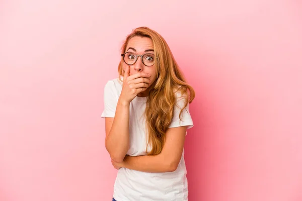 Vit Blond Kvinna Isolerad Rosa Bakgrund Rädd Och Rädd — Stockfoto