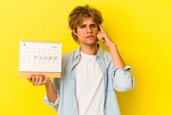 Joven Hombre Caucásico Con Maquillaje Celebración Calendario Aislado Sobre Fondo — Foto de Stock