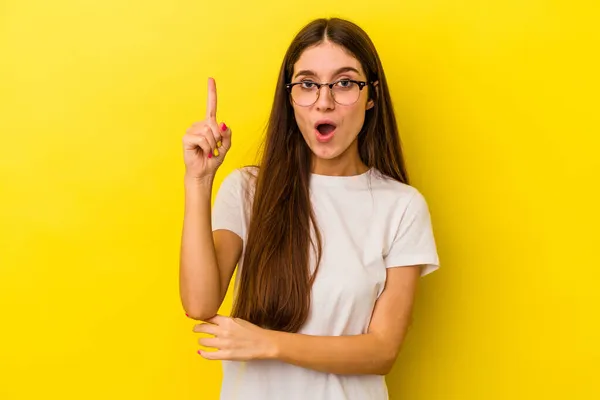 Mujer Joven Caucásica Aislada Sobre Fondo Amarillo Que Tiene Una —  Fotos de Stock