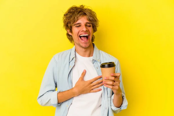 Νεαρός Καυκάσιος Άντρας Μέικ Που Κρατάει Καφέ Μακριά Απομονωμένος Κίτρινο — Φωτογραφία Αρχείου