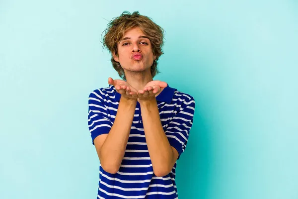 Jovem Caucasiano Homem Com Maquiagem Isolada Fundo Azul Lábios Dobráveis — Fotografia de Stock