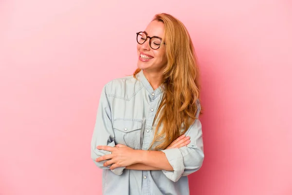 Mujer Rubia Caucásica Aislada Sobre Fondo Rosa Sonriendo Confiada Con — Foto de Stock