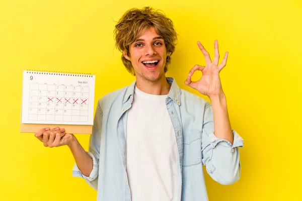 Joven Hombre Caucásico Con Maquillaje Celebración Calendario Aislado Sobre Fondo — Foto de Stock