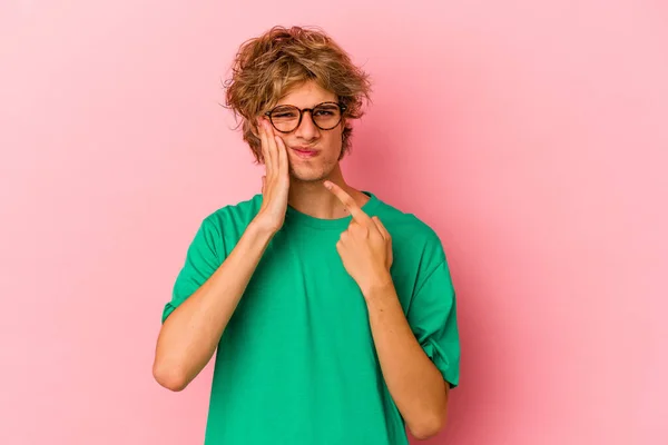 Jonge Blanke Man Met Make Geïsoleerd Roze Achtergrond Met Een — Stockfoto