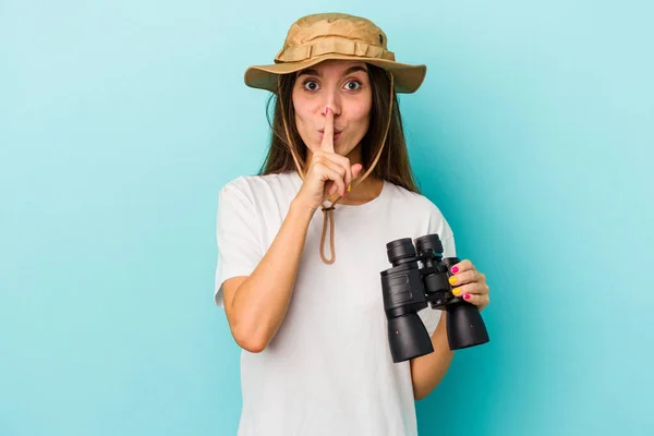 Junge Kaukasische Forscherin Mit Fernglas Isoliert Auf Blauem Hintergrund Hält — Stockfoto