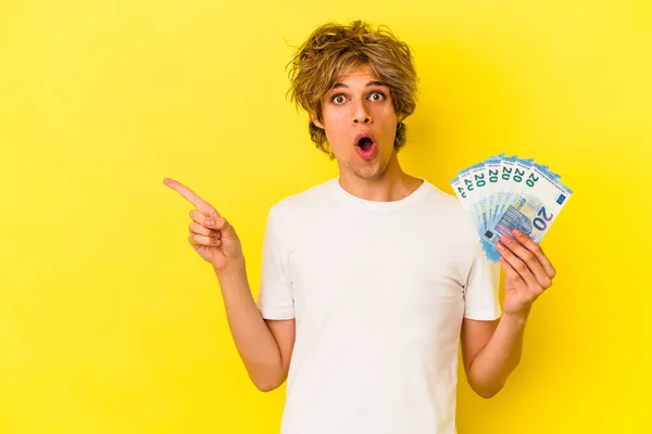 Junger Kaukasischer Mann Mit Schminke Der Geldscheine Auf Gelbem Hintergrund — Stockfoto