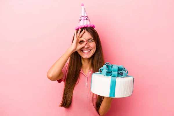 Junge Kaukasische Frau Feiert Geburtstag Isoliert Auf Rosa Hintergrund Aufgeregt — Stockfoto