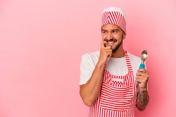 Jonge Kaukasische Ijsmaker Man Met Tatoeages Houden Lepel Geïsoleerd Roze — Stockfoto