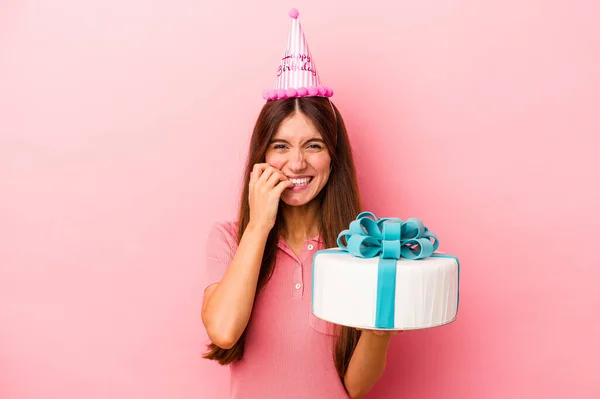 Jovem Caucasiana Celebrando Aniversário Isolado Fundo Rosa Mordendo Unhas Nervoso — Fotografia de Stock