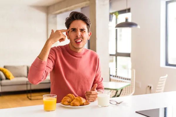 Joven Mestizo Desayunando Una Cocina Por Mañana Mostrando Gesto Decepción — Foto de Stock