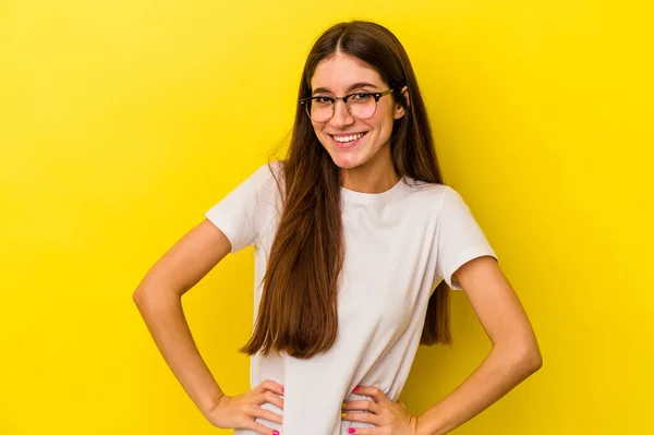 Jonge Kaukasische Vrouw Geïsoleerd Gele Achtergrond Zelfverzekerd Houden Handen Heupen — Stockfoto